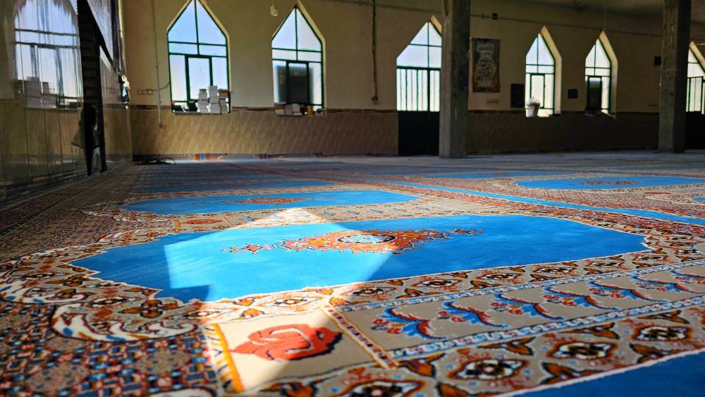 بنیاد علوی ۱۰ مسجد بخش دیشموک را مفروش کرد